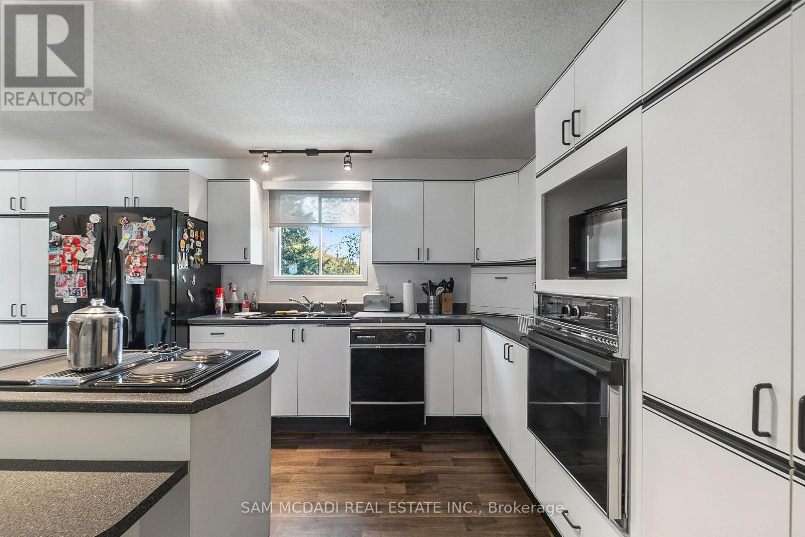 2705 LAURIER STREET - 11