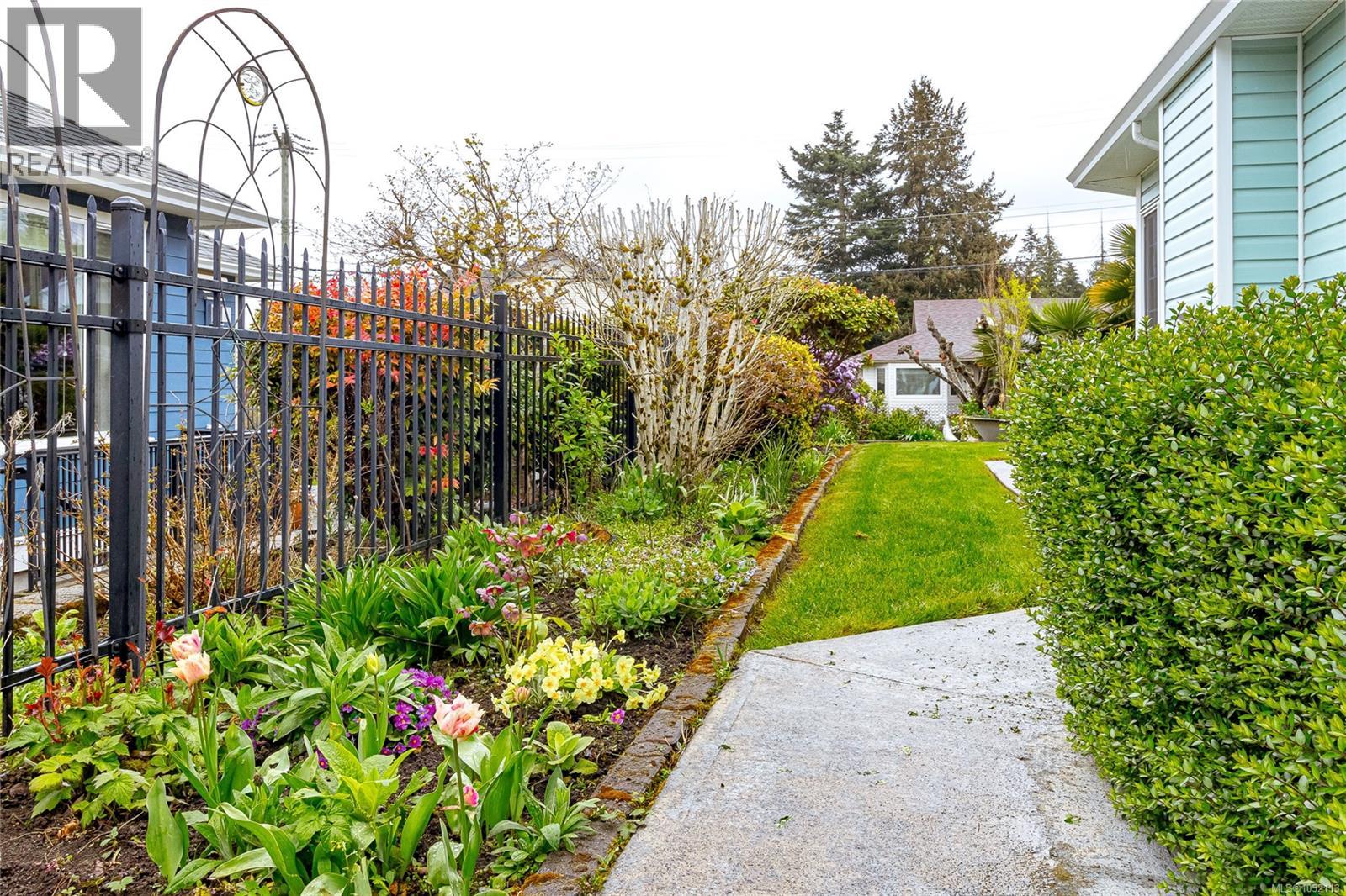 8008 GLENHURST DR N - 22