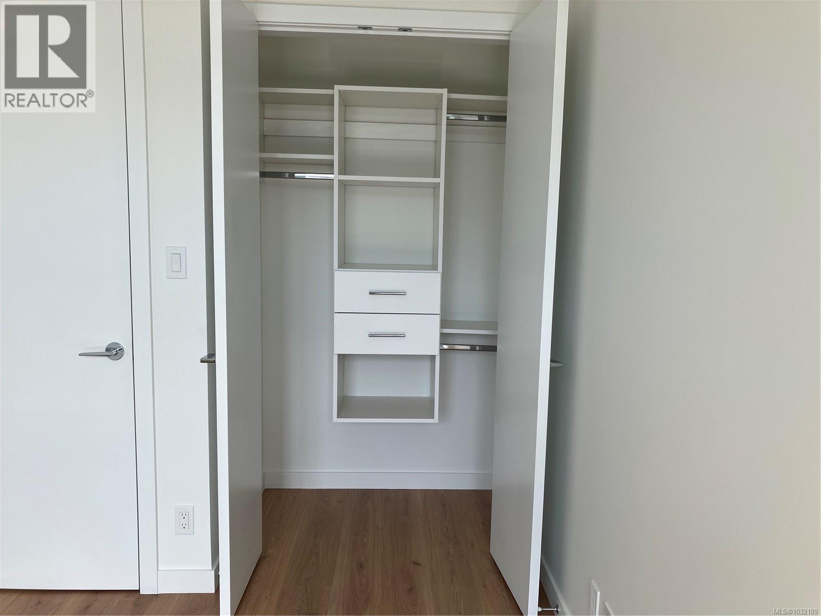 202 899 Esquimalt Road, Esquimalt