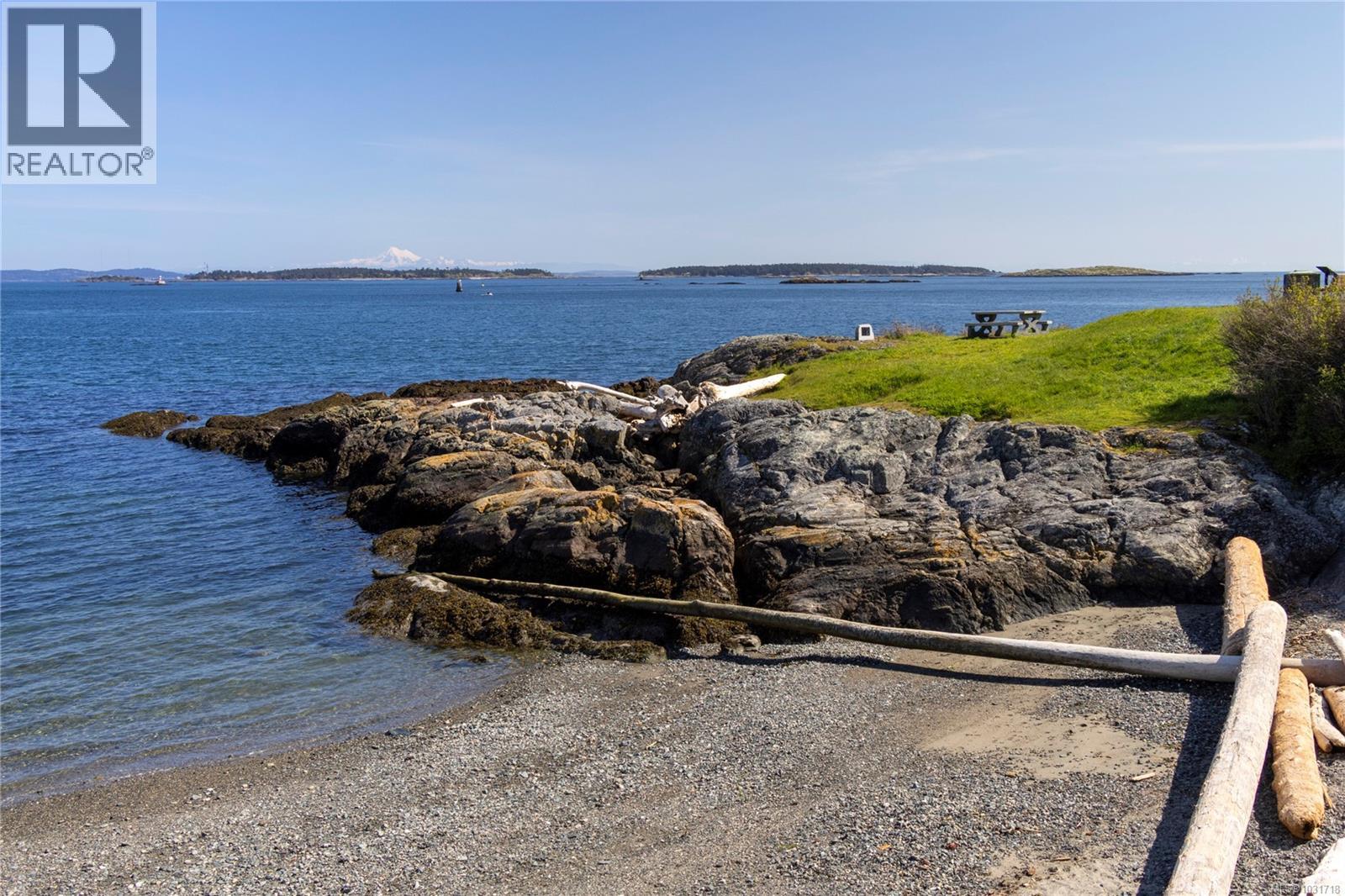 104 1284 Beach Drive, Oak Bay