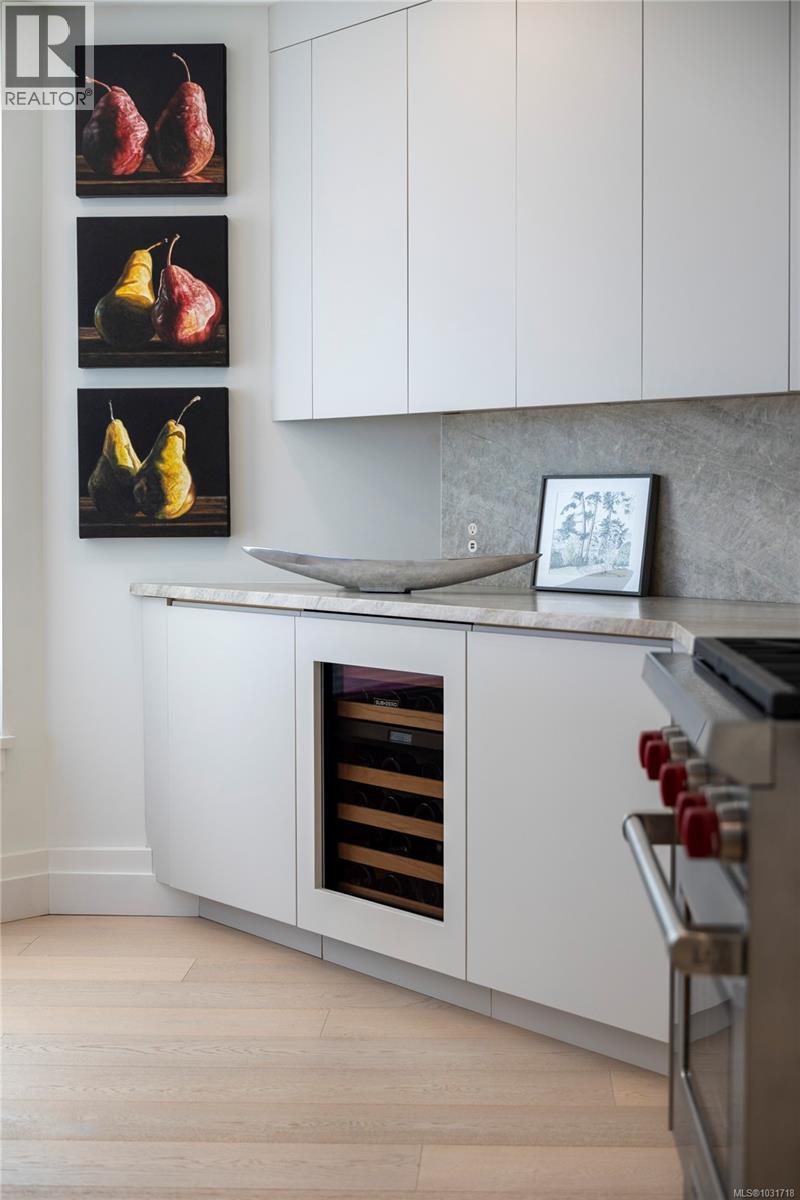 104 1284 Beach Drive, Oak Bay