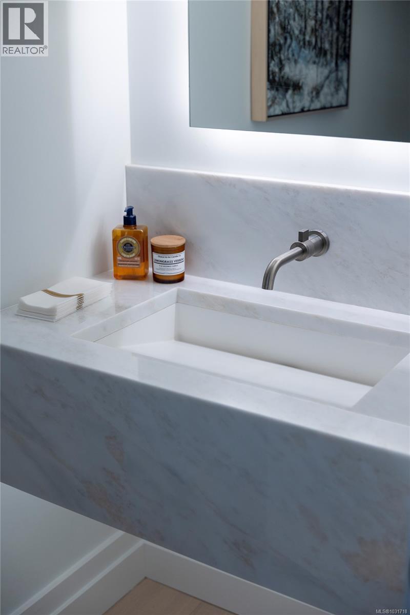 104 1284 Beach Drive, Oak Bay