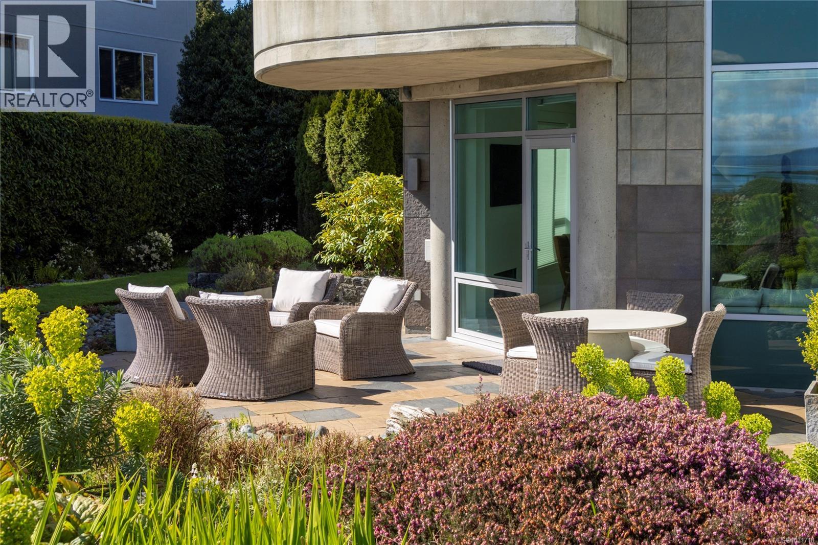 104 1284 Beach Drive, Oak Bay