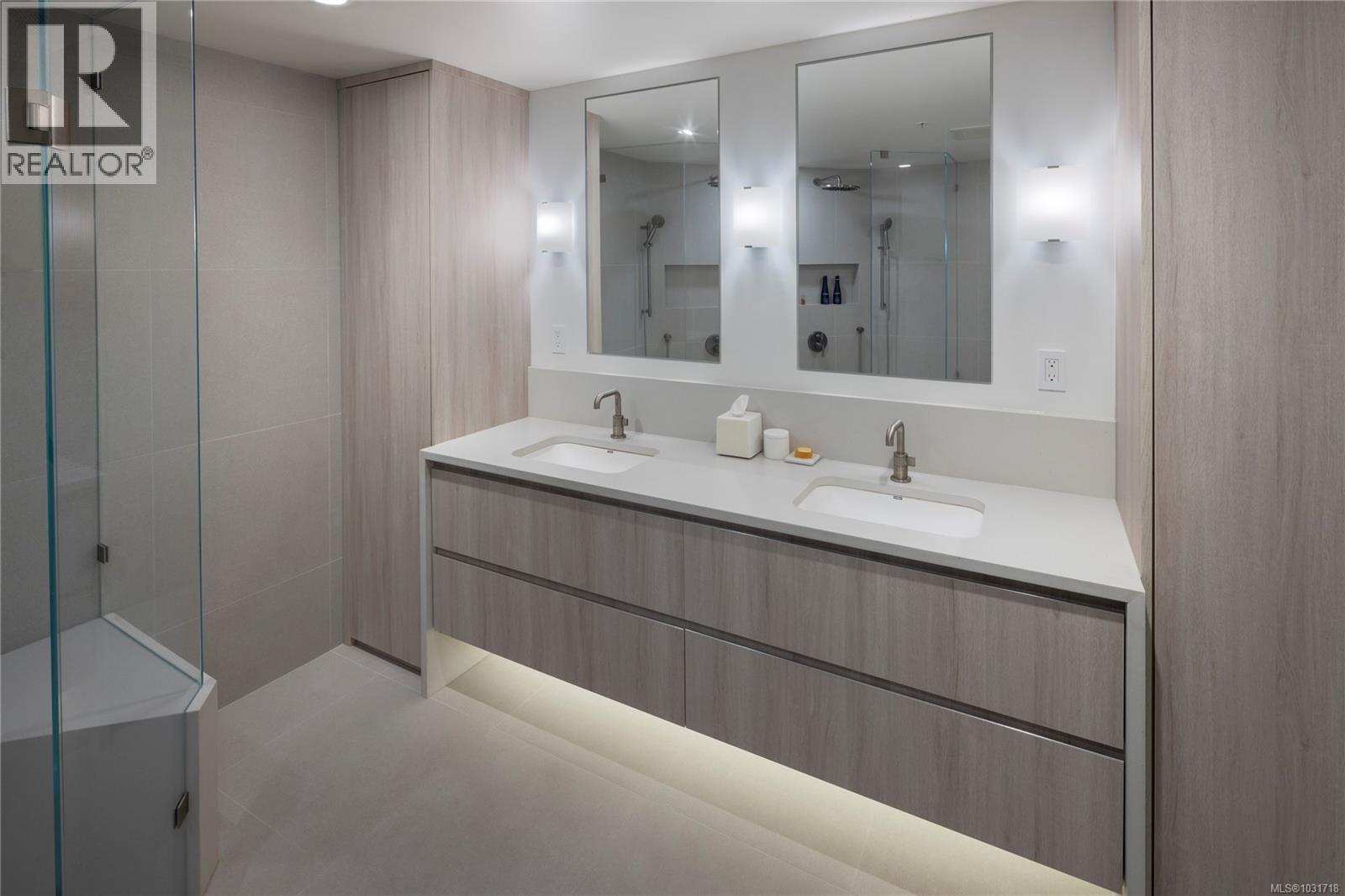 104 1284 Beach Drive, Oak Bay