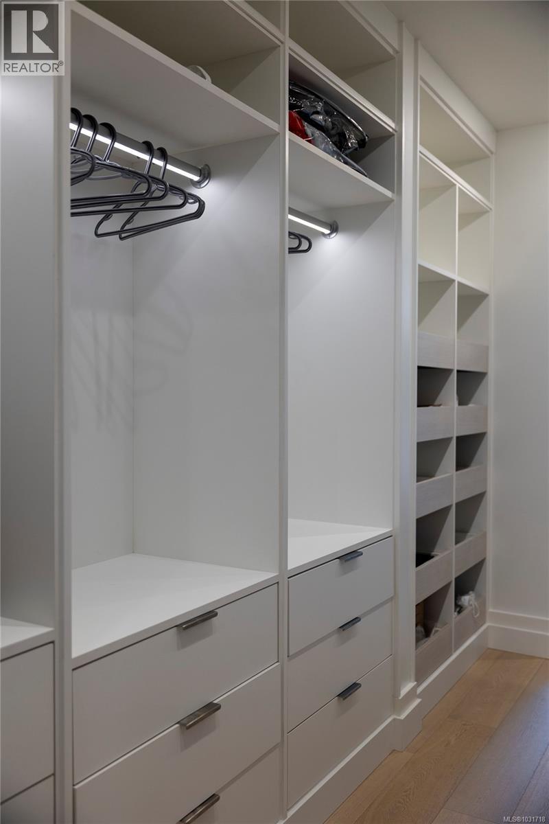 104 1284 Beach Drive, Oak Bay