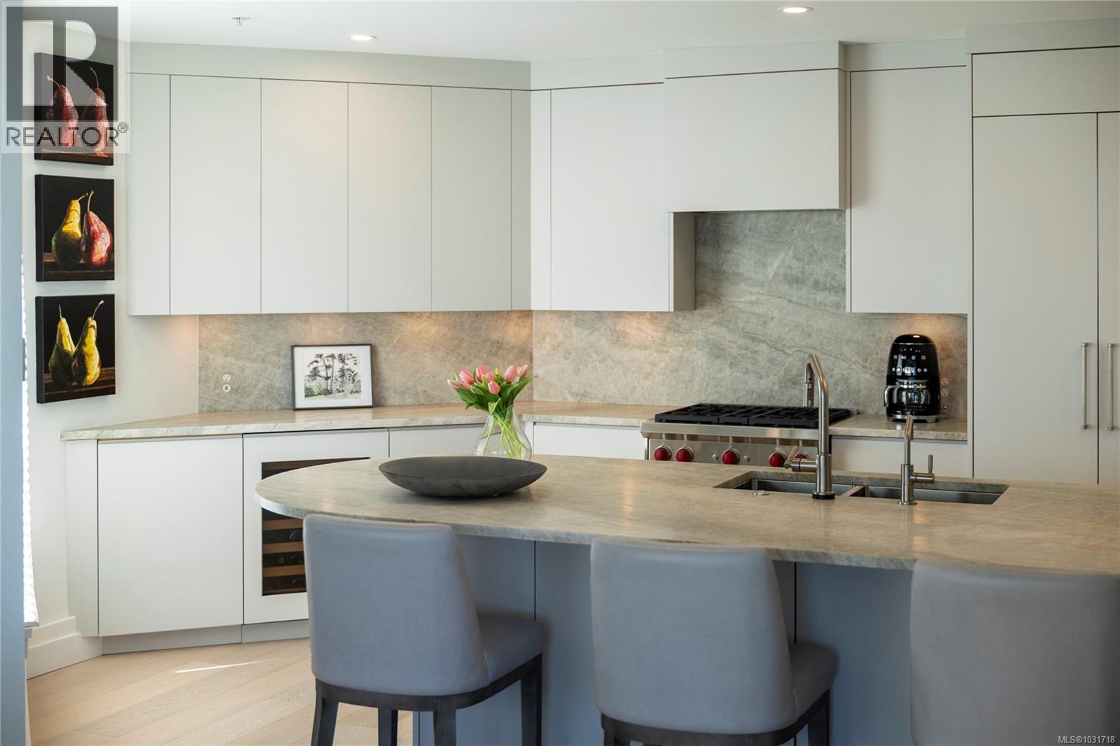 104 1284 Beach Drive, Oak Bay