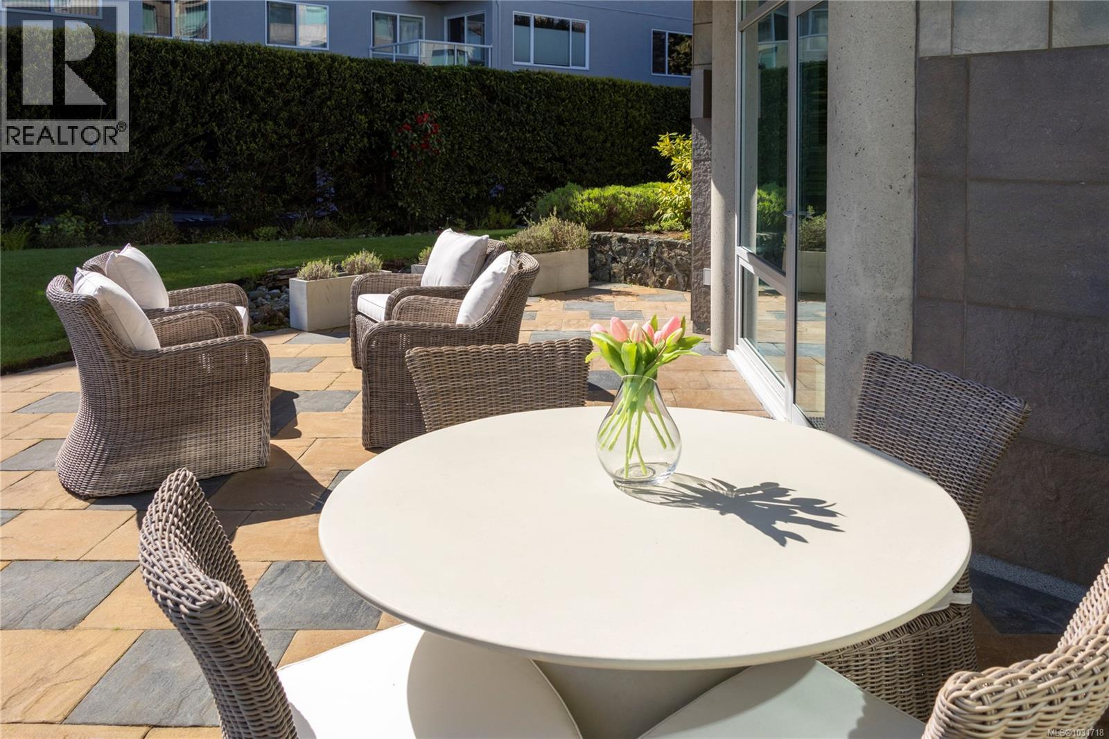 104 1284 Beach Drive, Oak Bay