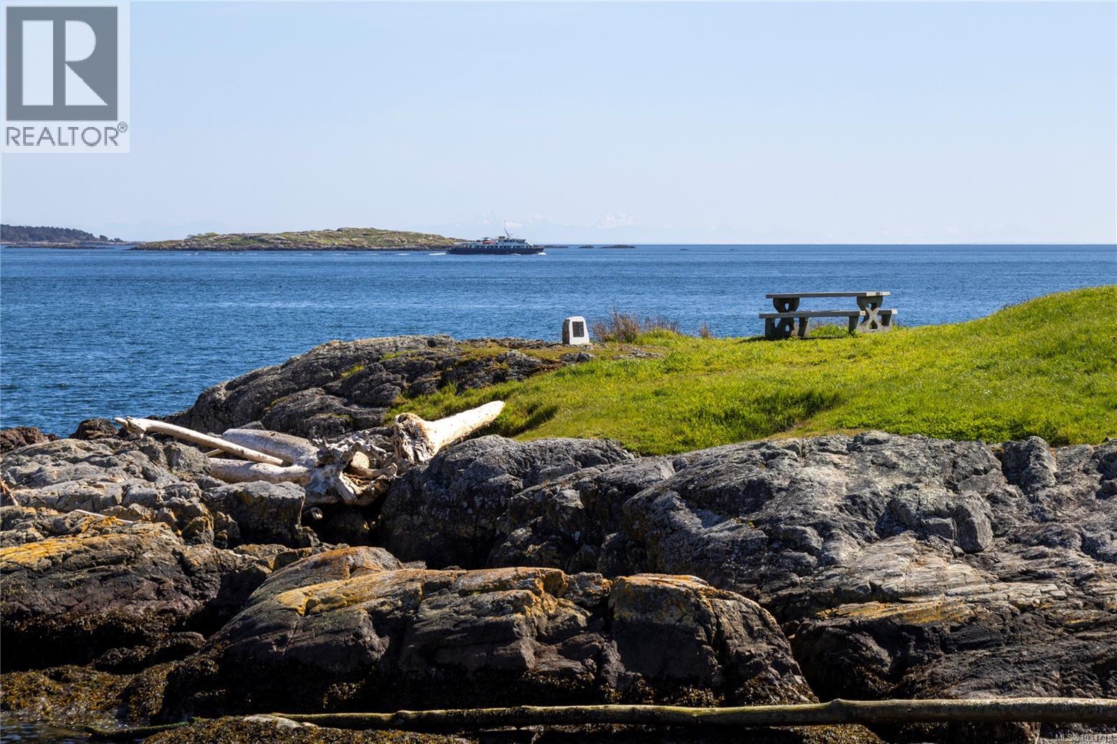 104 1284 Beach Drive, Oak Bay