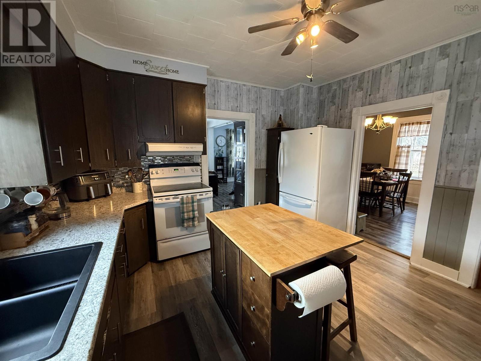 Property 36 of 49 of 13720 Highway 3