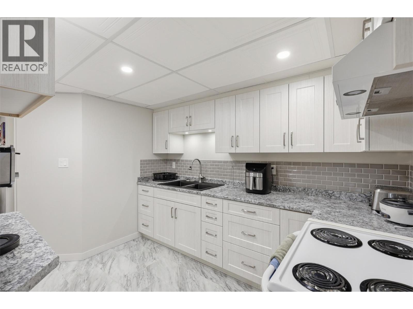 769 DOUGLAS STREET - 40