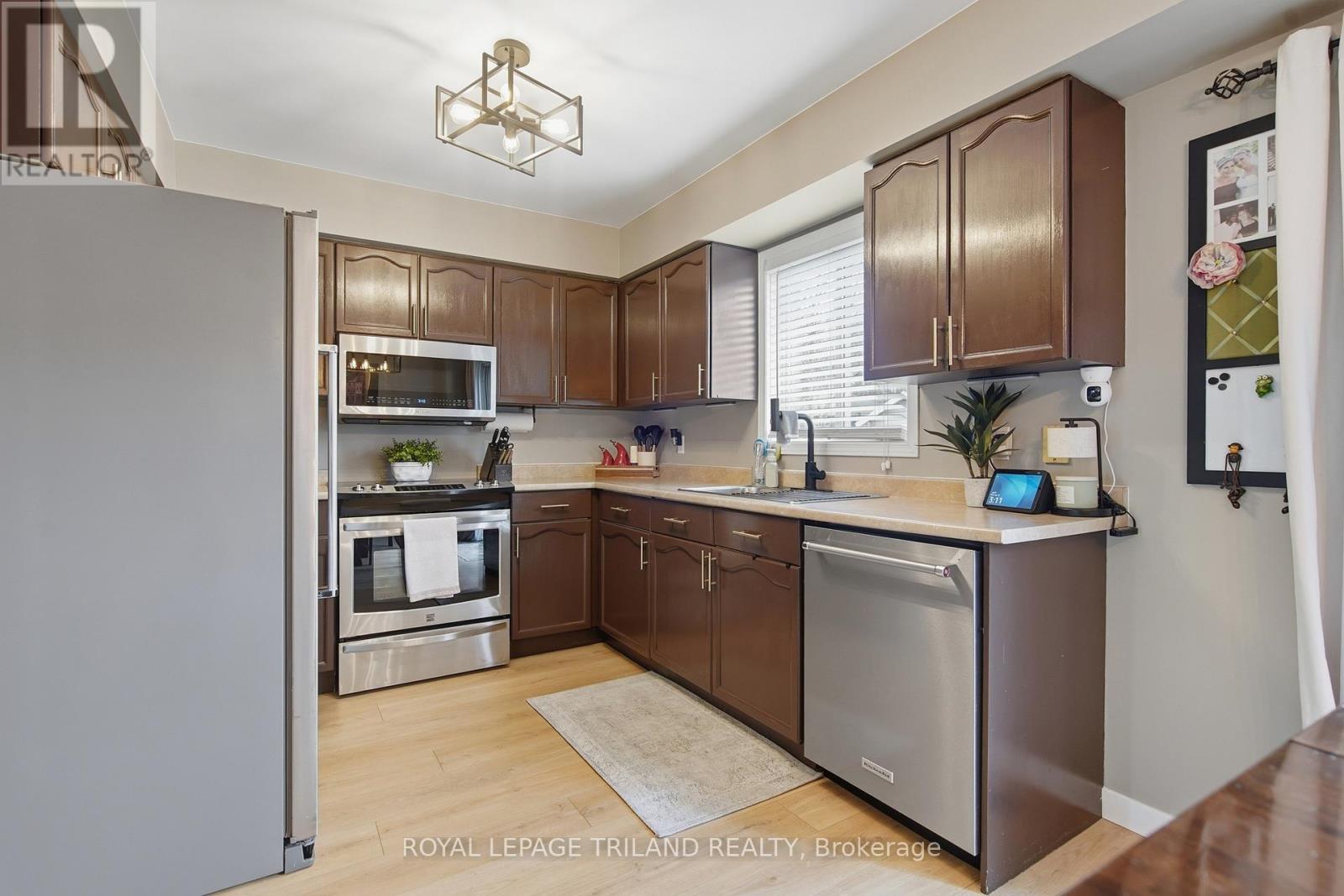 16 BOWCOTT CRESCENT Property Photo