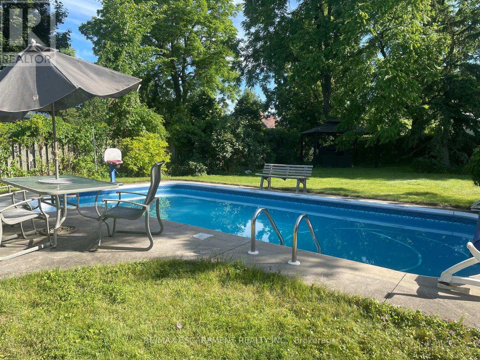33 MILL STREET S - 33