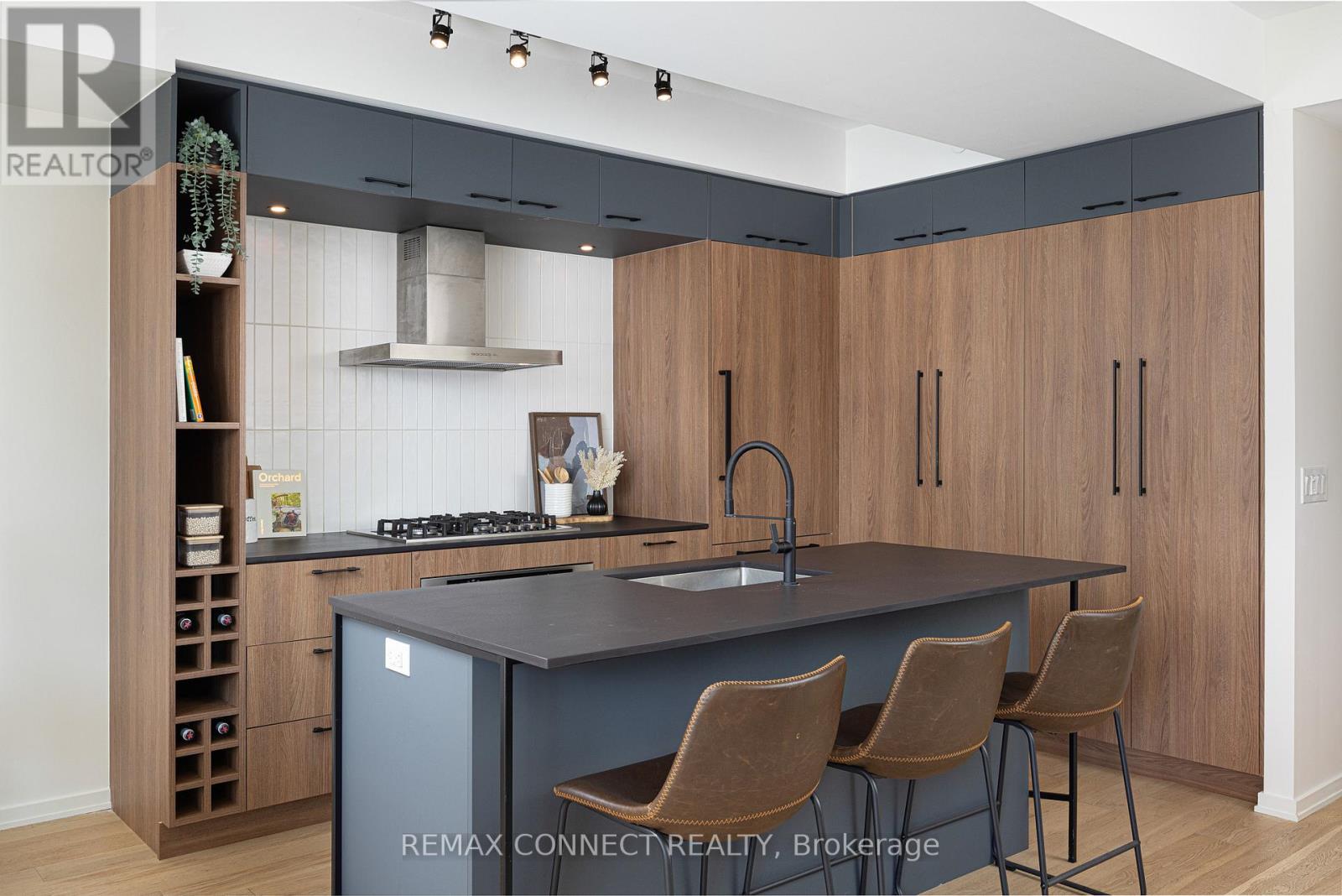 #402 41 DOVERCOURT ROAD - 19