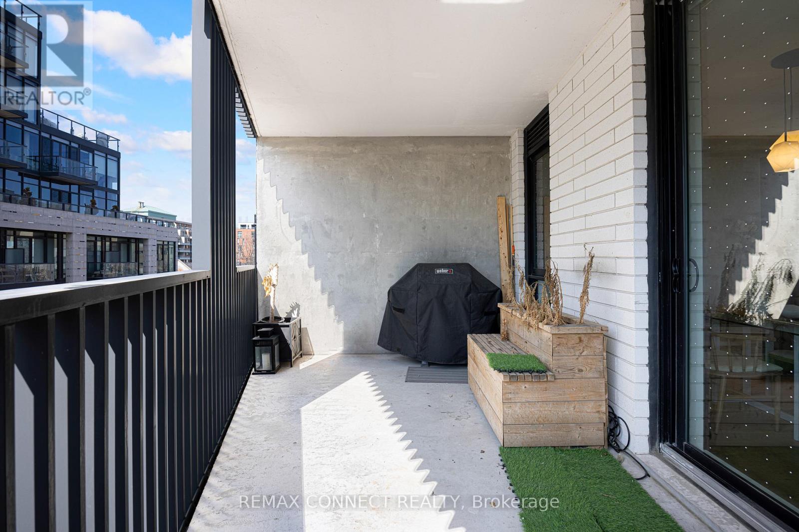 #402 41 DOVERCOURT ROAD - 40