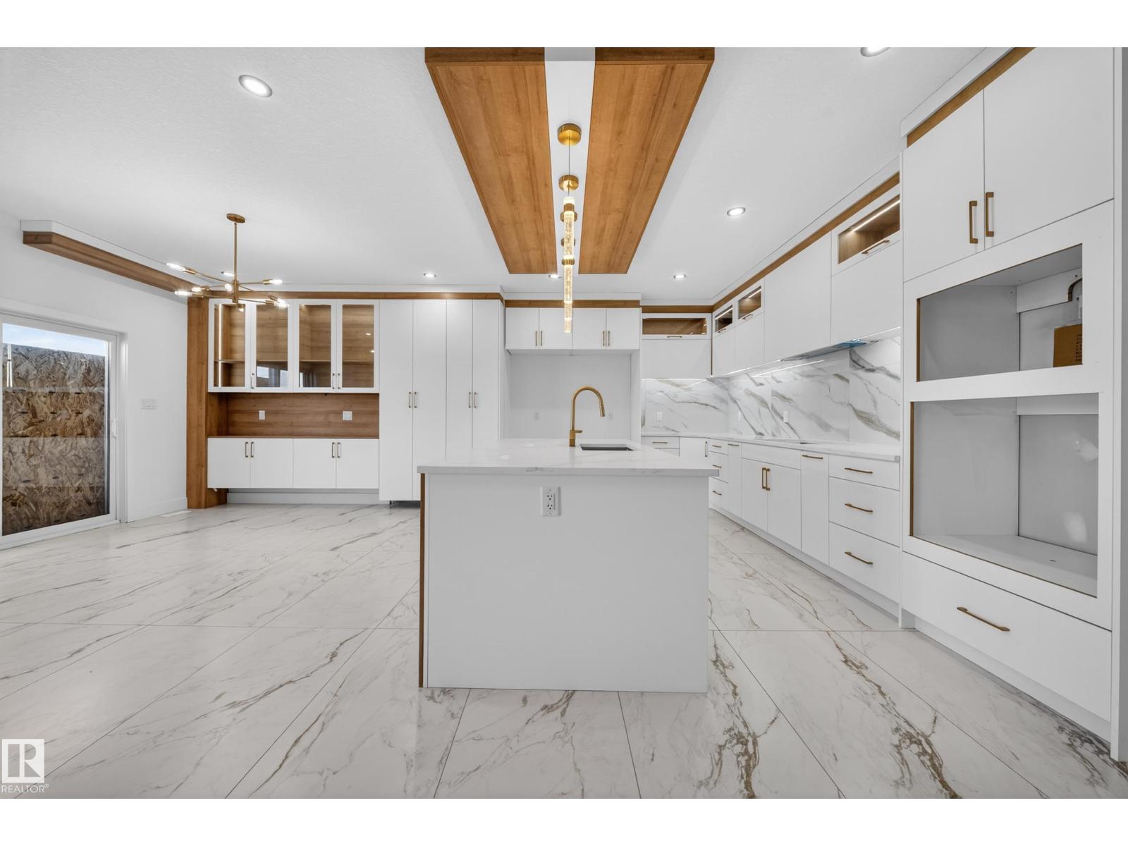 6025 19 ST NE - 19