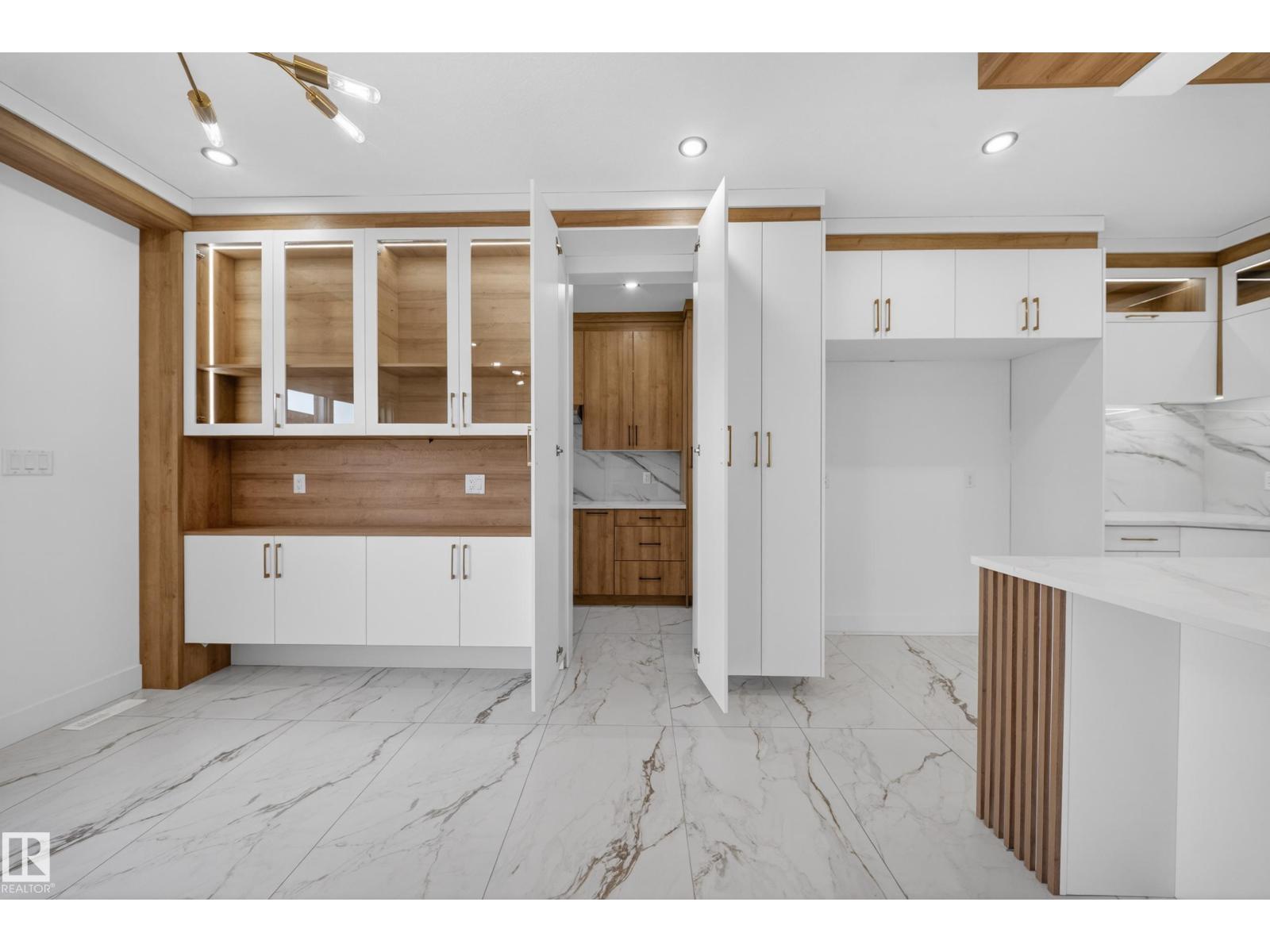 6025 19 ST NE - 21
