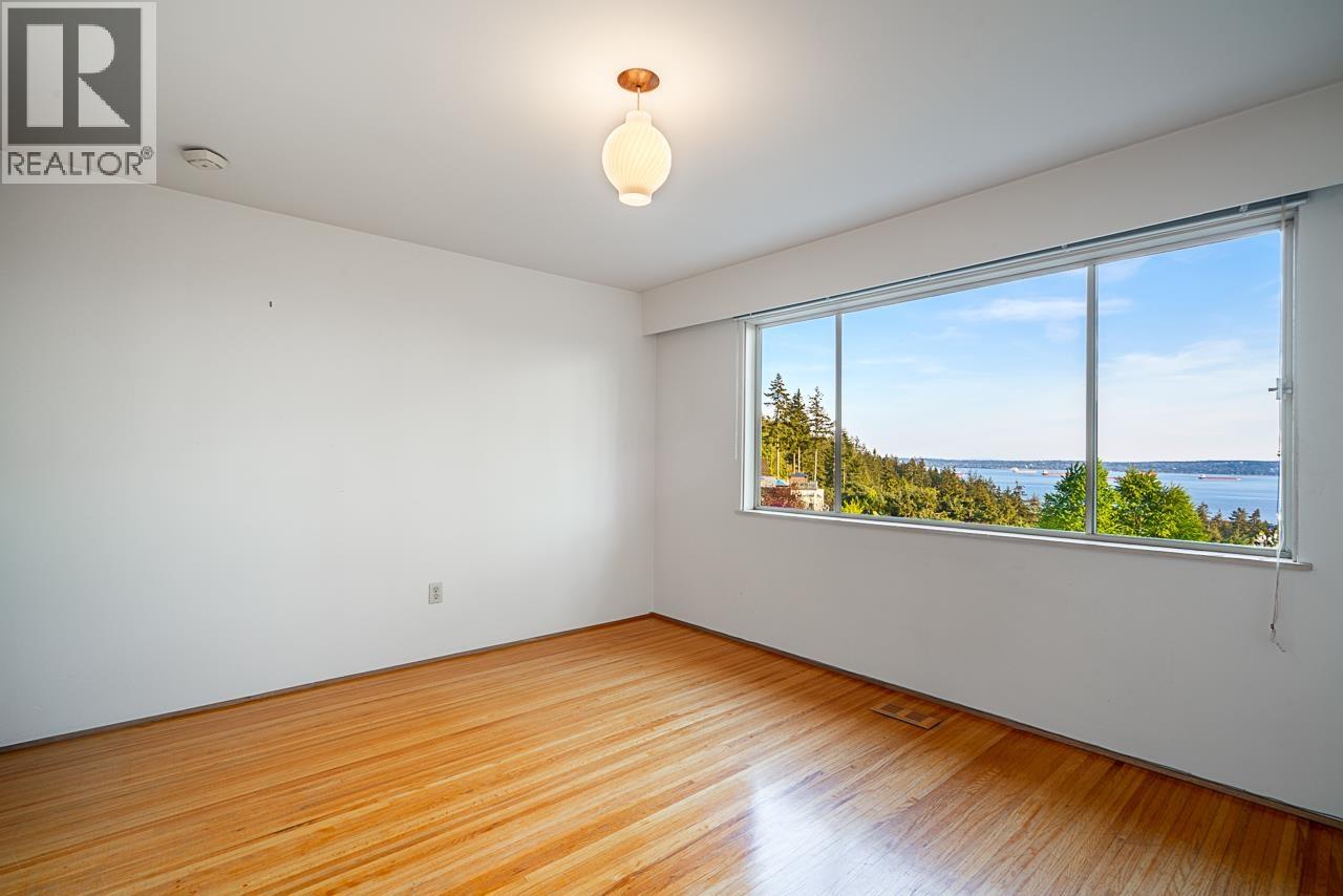3898 SOUTHRIDGE AVENUE, West Vancouver