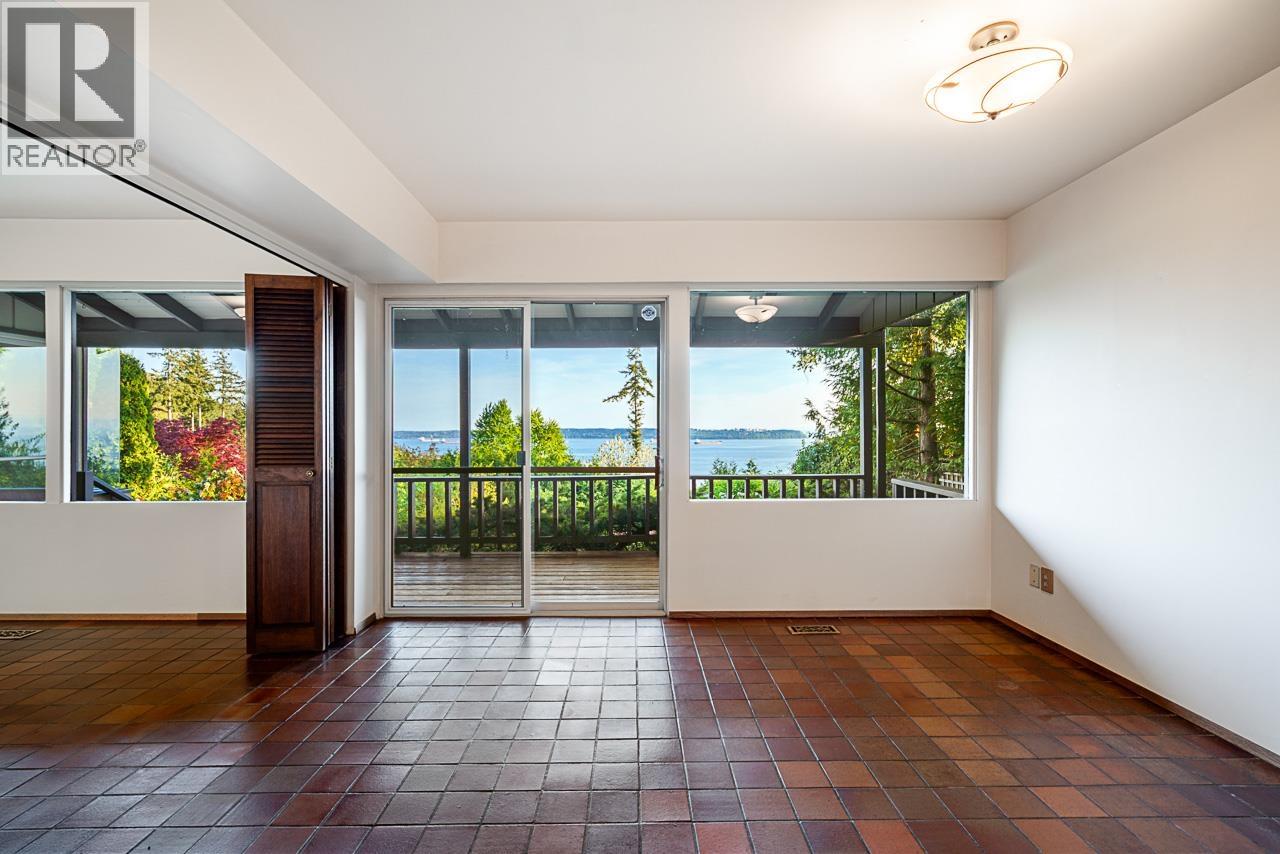 3898 SOUTHRIDGE AVENUE, West Vancouver