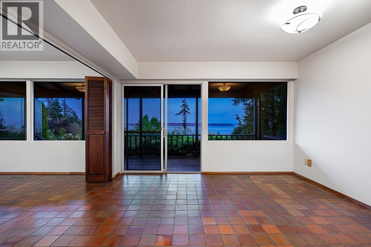 3898 SOUTHRIDGE AVENUE, West Vancouver