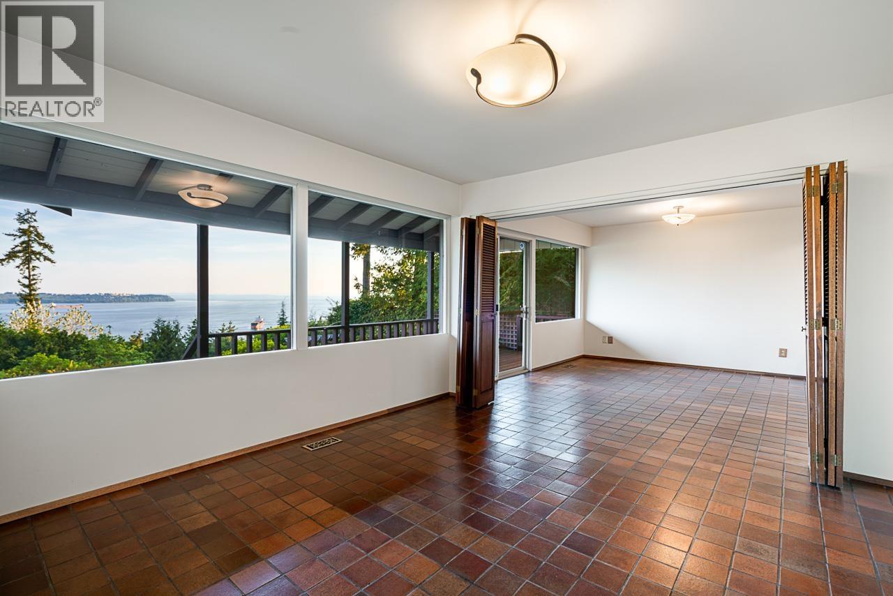 3898 SOUTHRIDGE AVENUE, West Vancouver