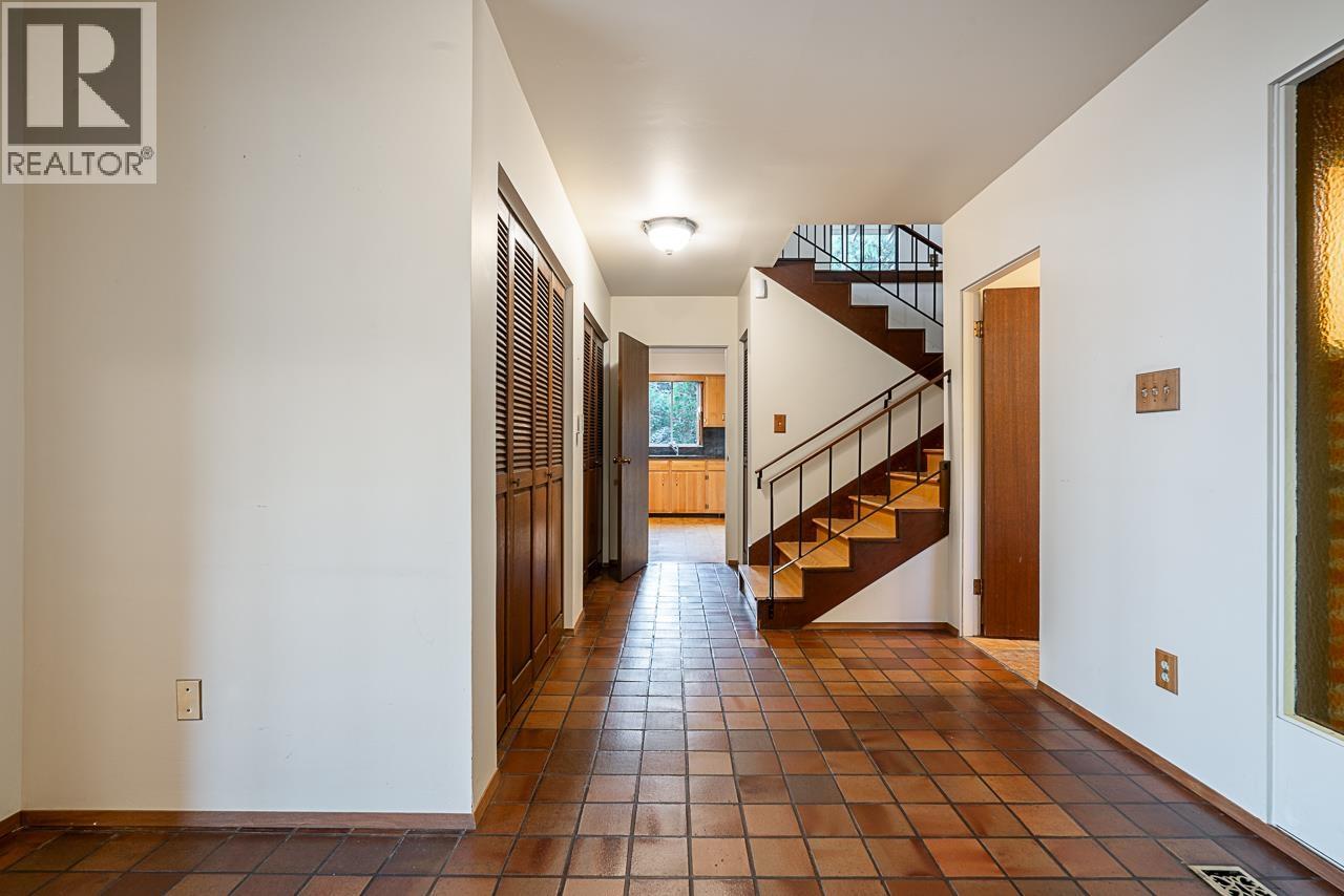 3898 SOUTHRIDGE AVENUE, West Vancouver