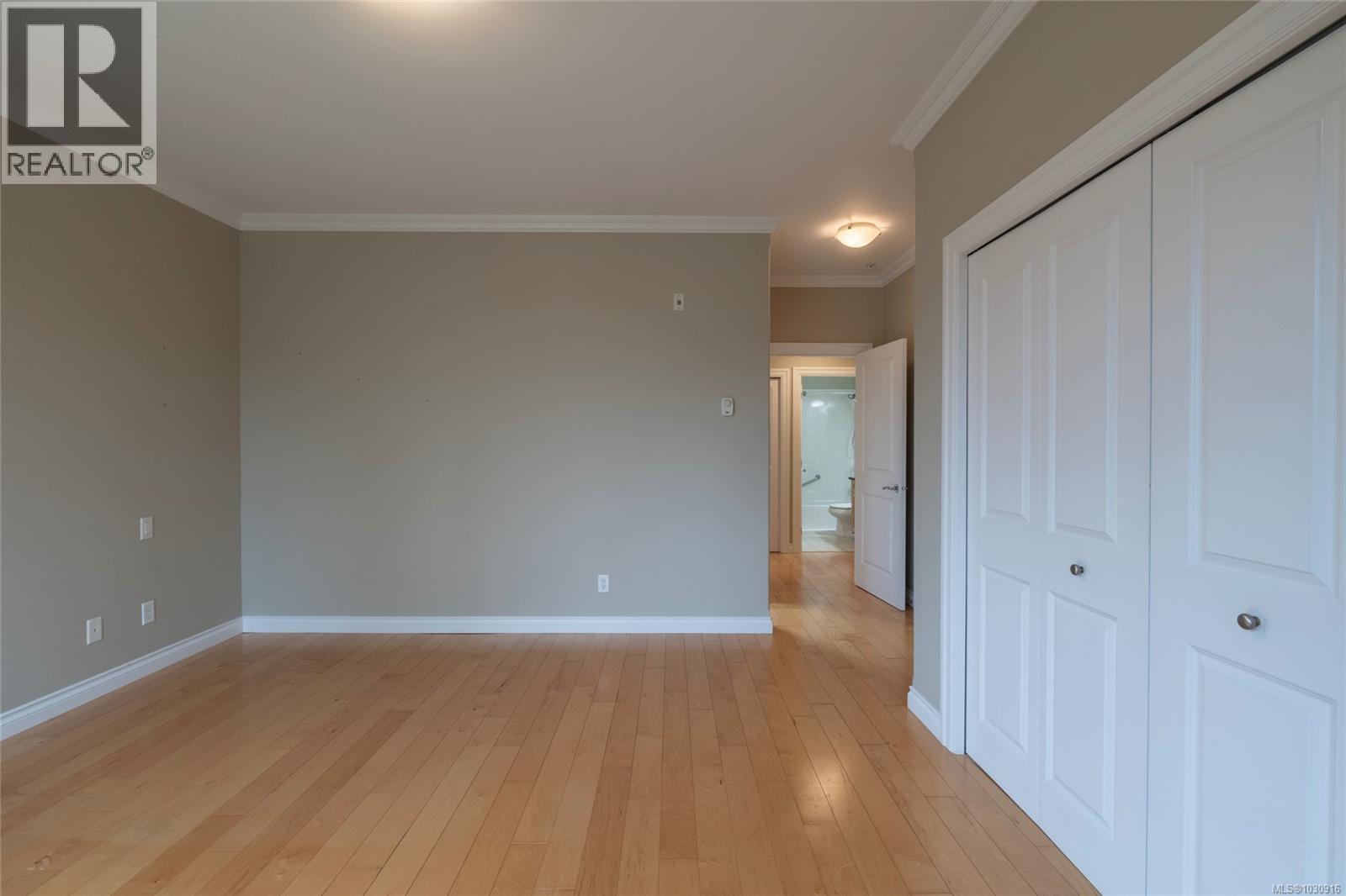 201 9942 Third Street, Sidney