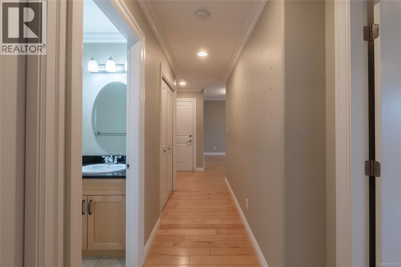 201 9942 Third Street, Sidney