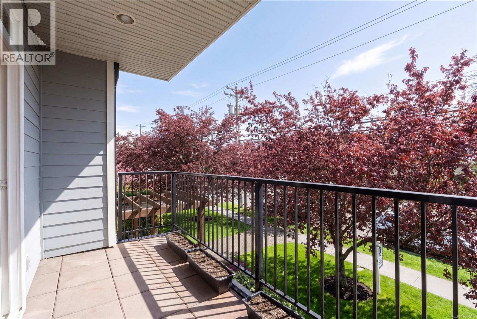 201 9942 Third Street, Sidney