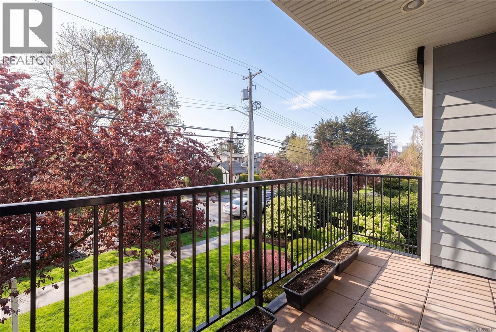 201 9942 Third Street, Sidney