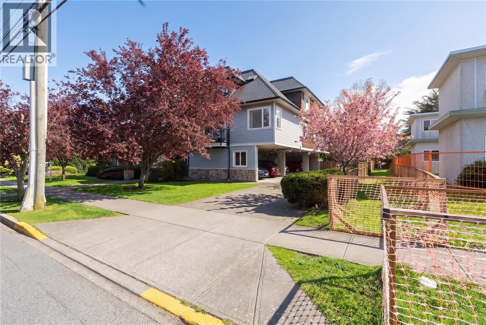 201 9942 Third Street, Sidney