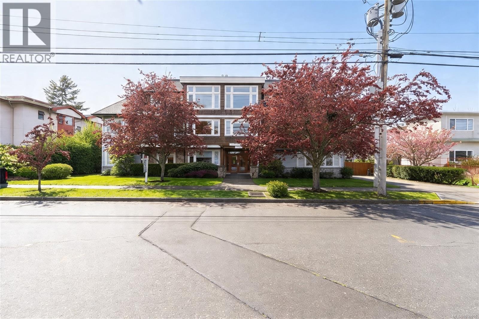 201 9942 Third Street, Sidney