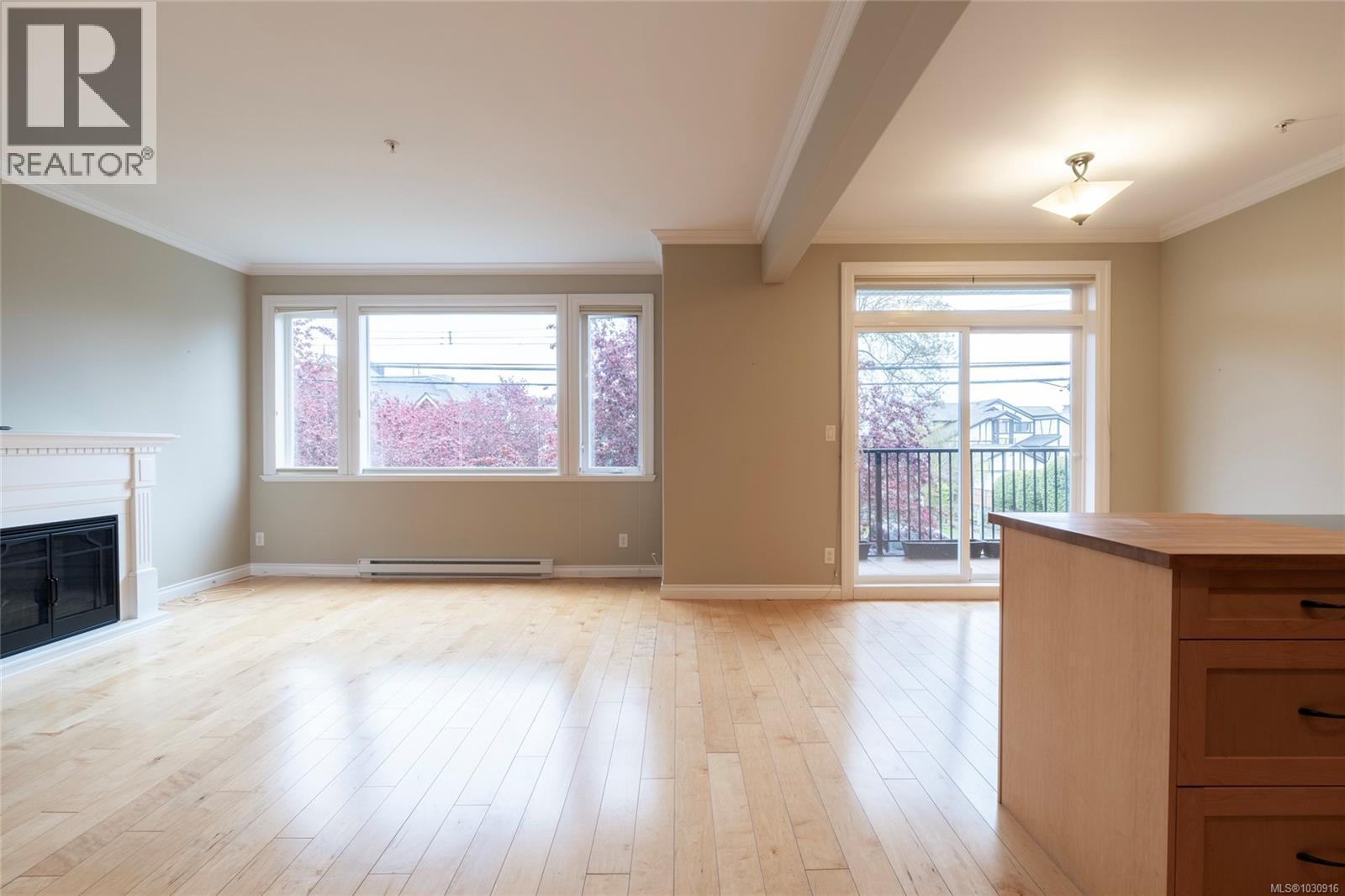 201 9942 Third Street, Sidney