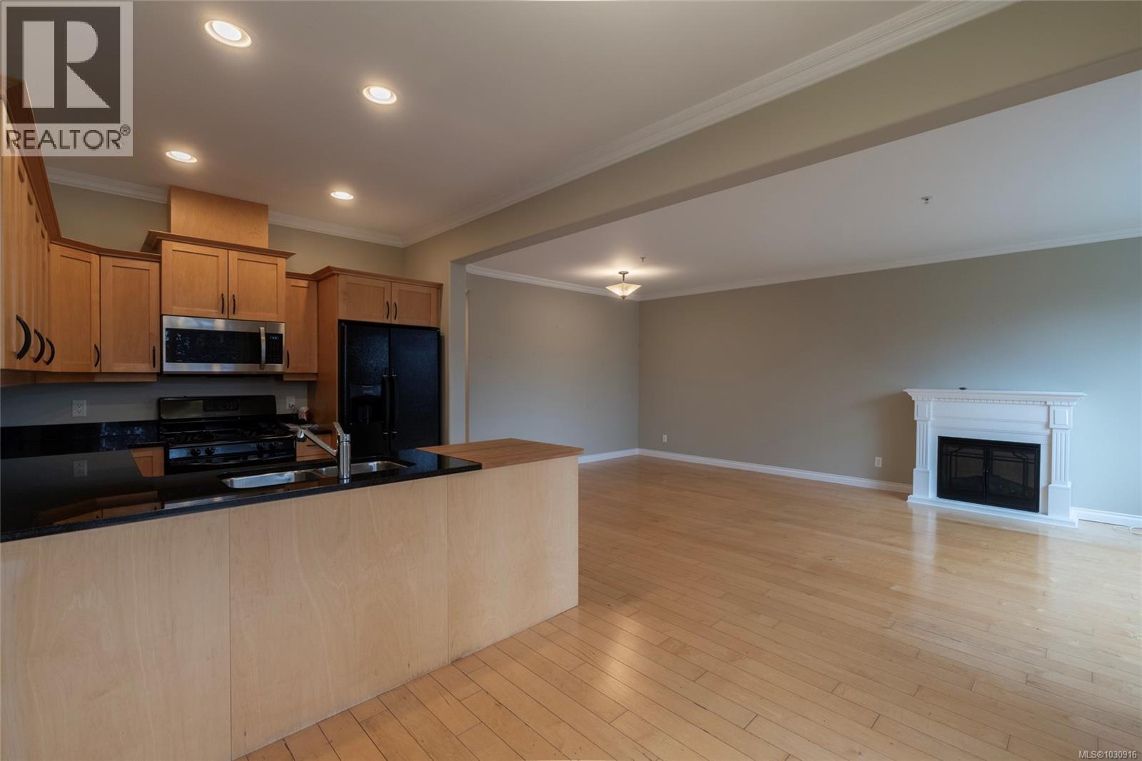 201 9942 Third Street, Sidney