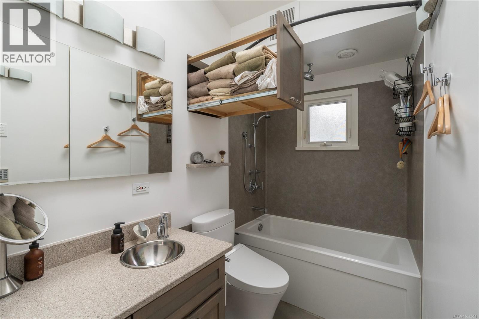  870 Pendene Place, Saanich