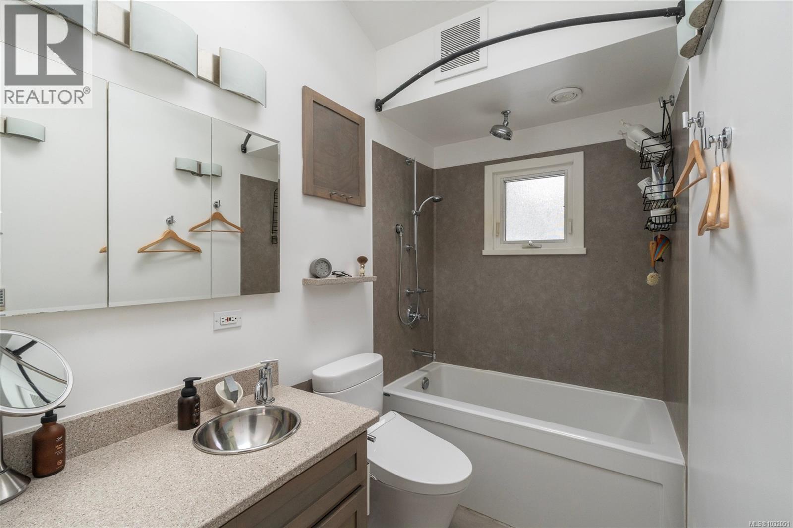  870 Pendene Place, Saanich