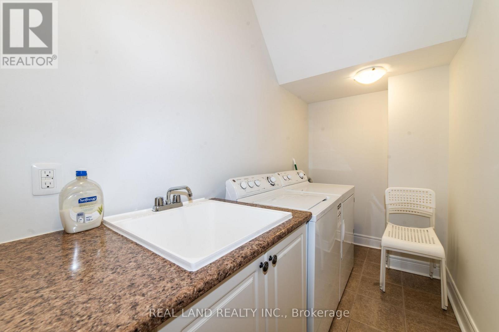 41 LORD DURHAM ROAD - 32