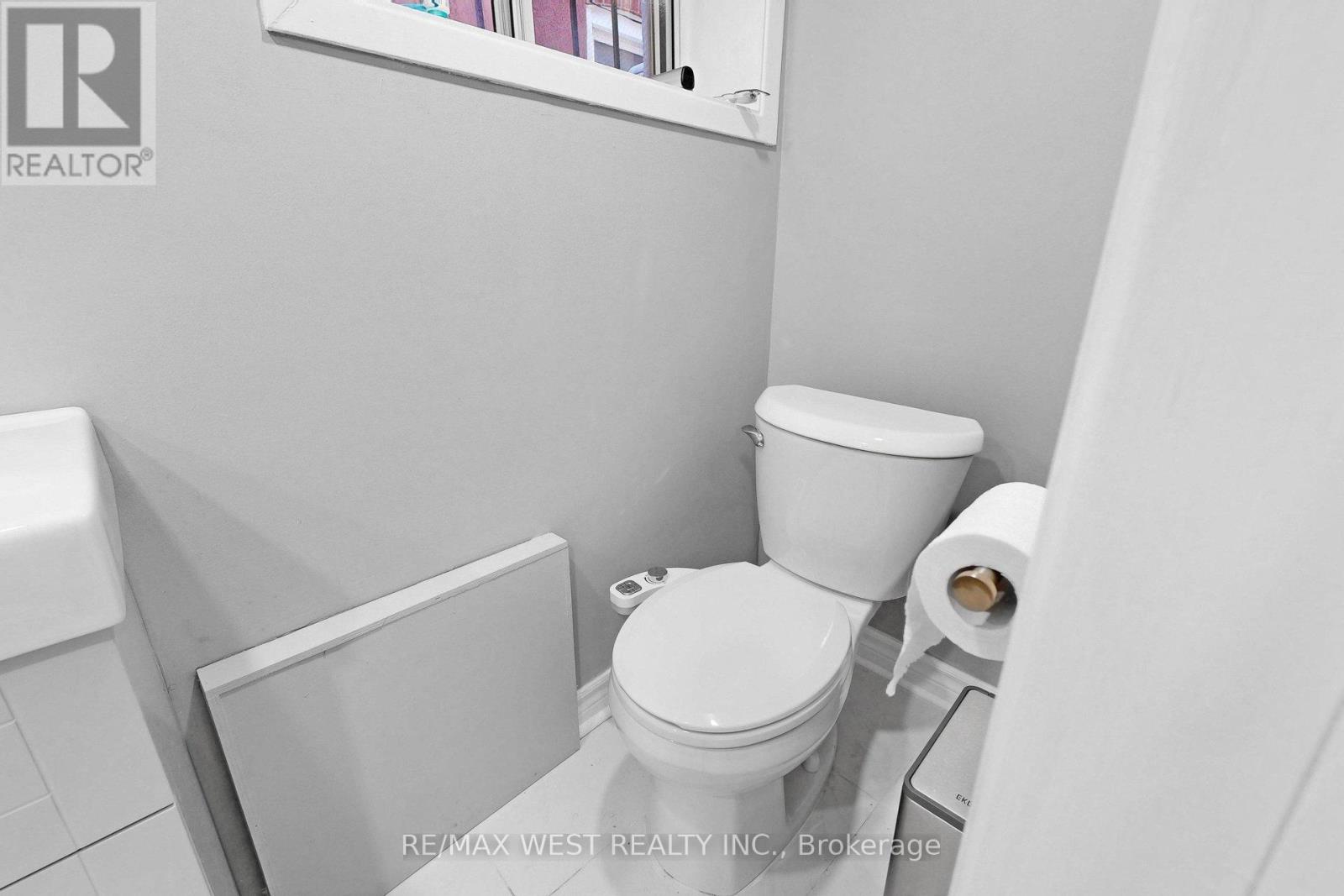 538 MCROBERTS AVENUE — photo 23