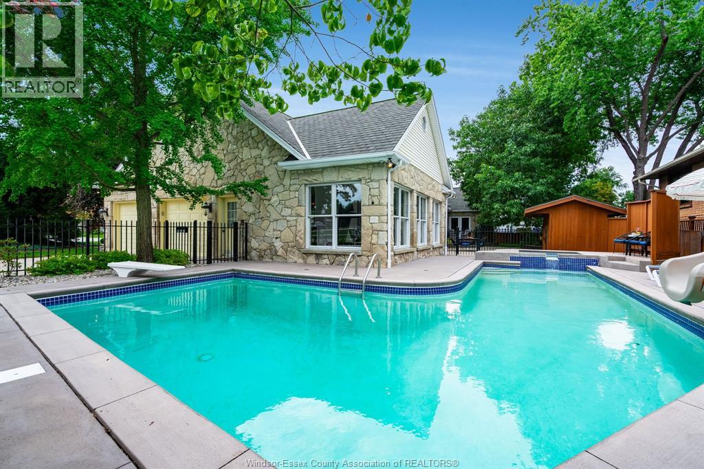 323 TALBOT STREET South, Essex, Ontario, N8M1C2 — Photo 2