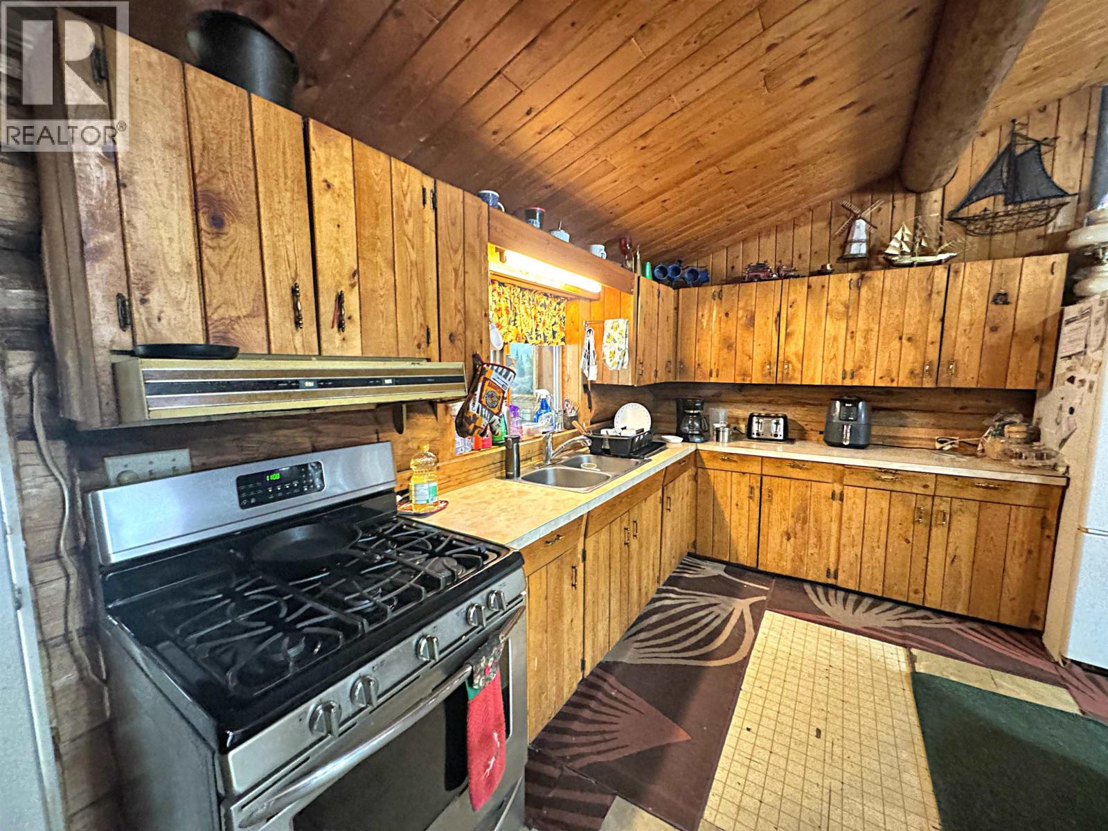 6265 HORSE LAKE ROAD — photo 7