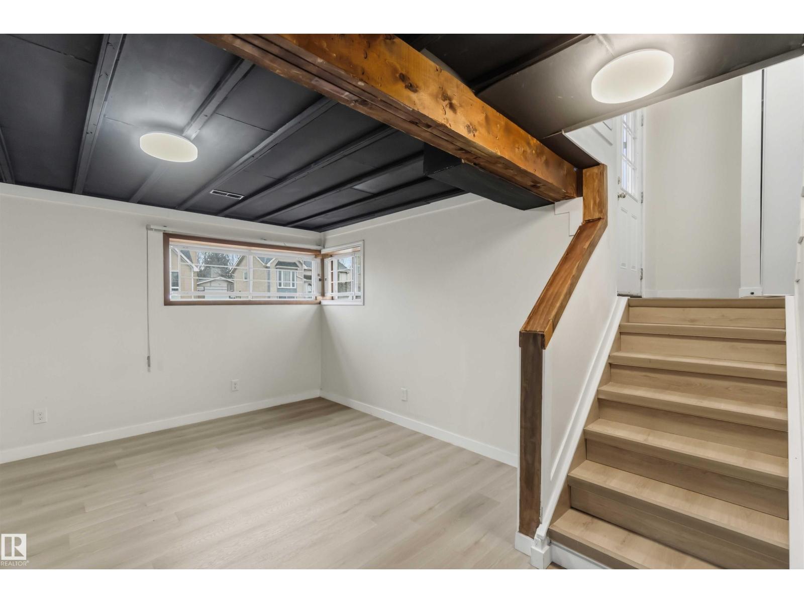 4636 37A AV NW - 36