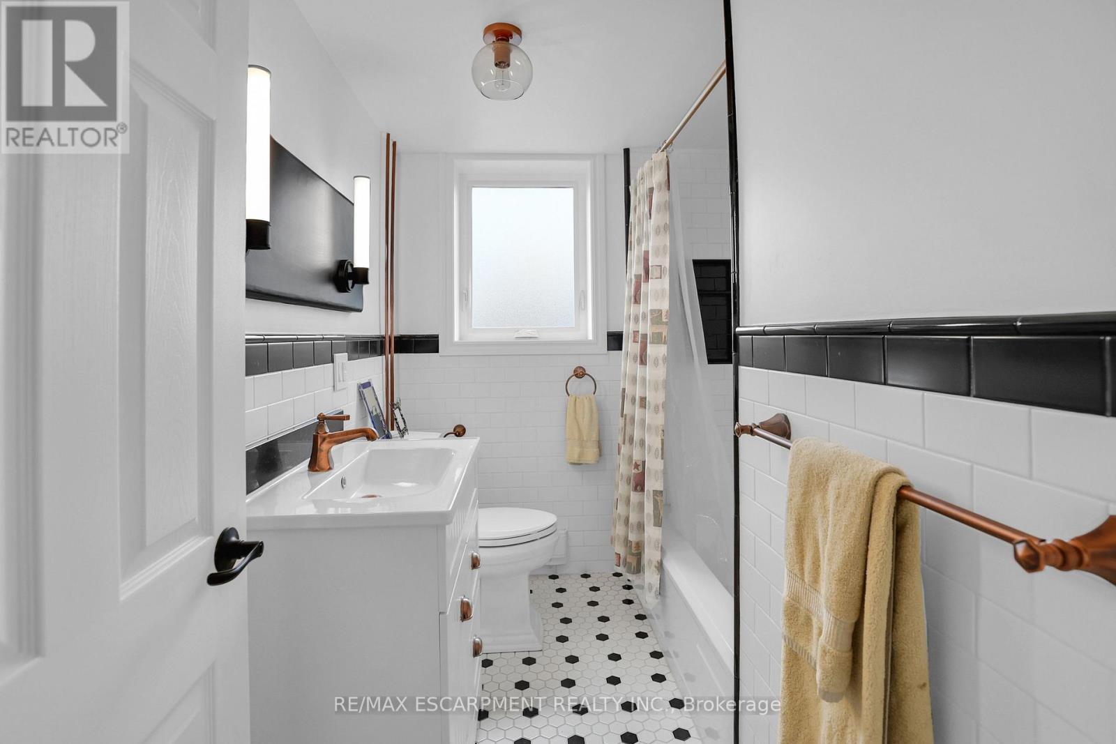 #37 1347 LAKESHORE ROAD - 28