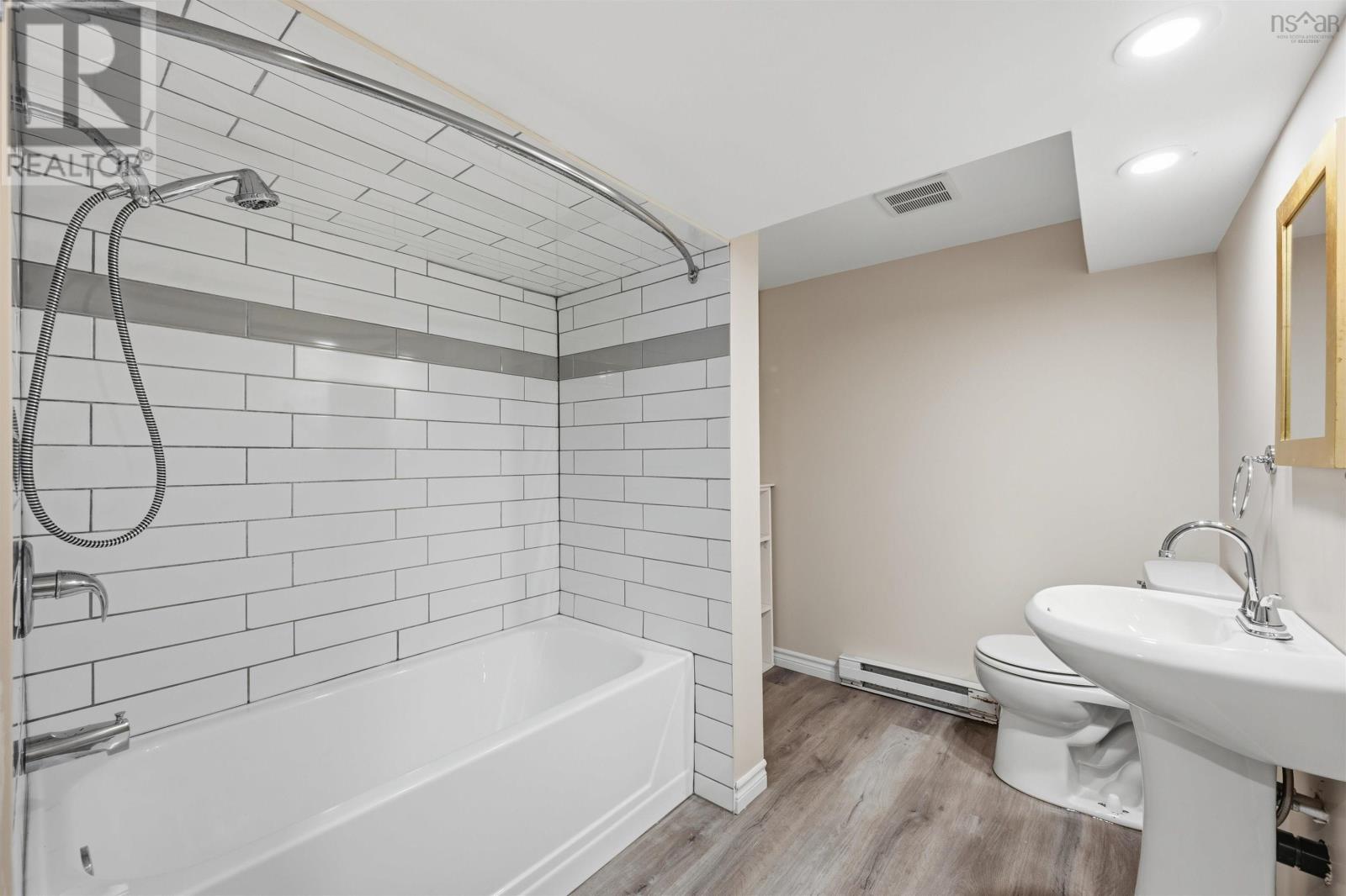 Property 32 of 44 of 6 Parkdale Avenue