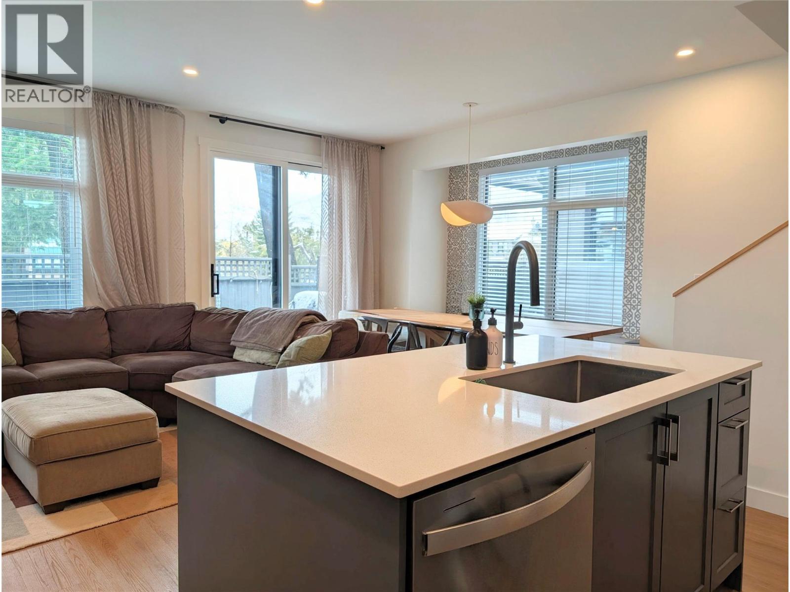 #12 703 15A CRESCENT - 10