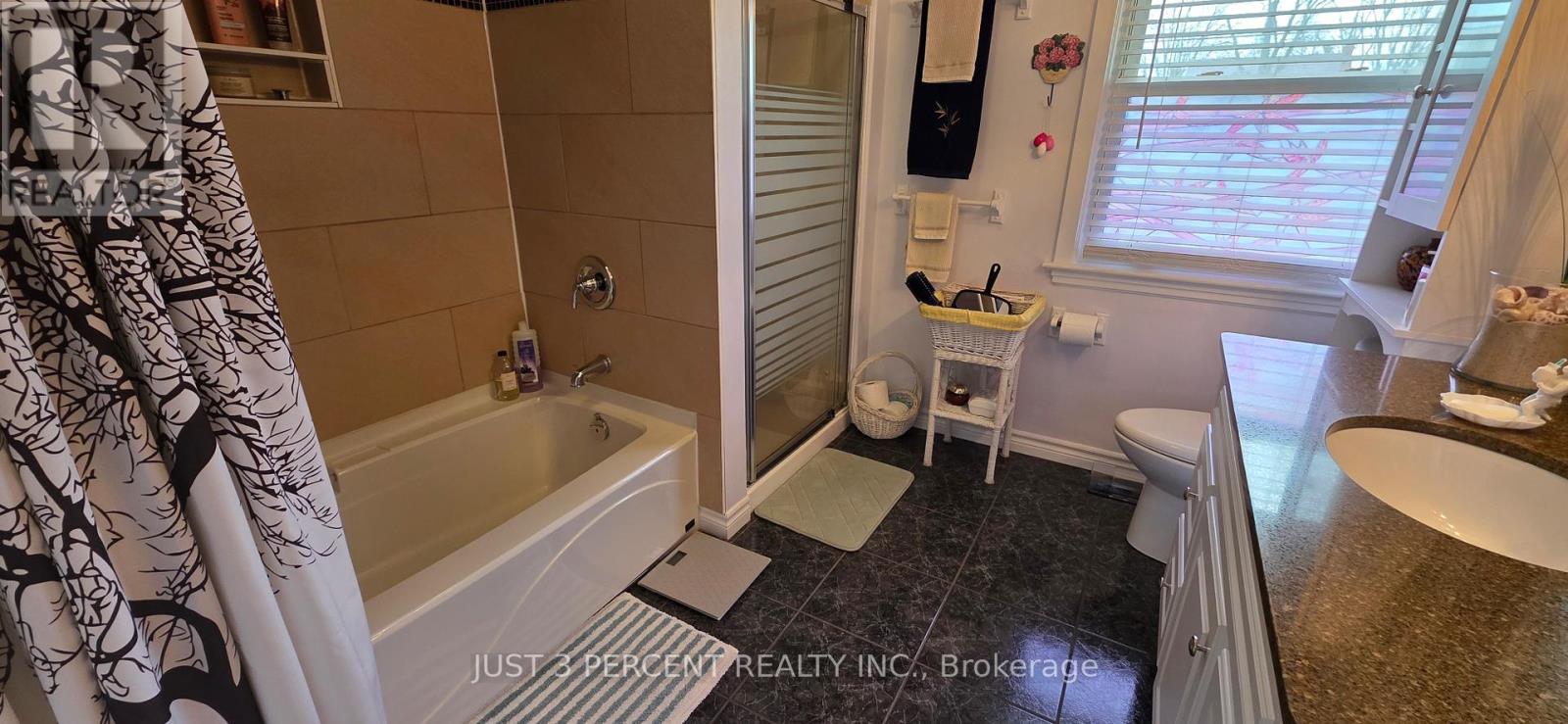 Main Floor 5 pc Bath