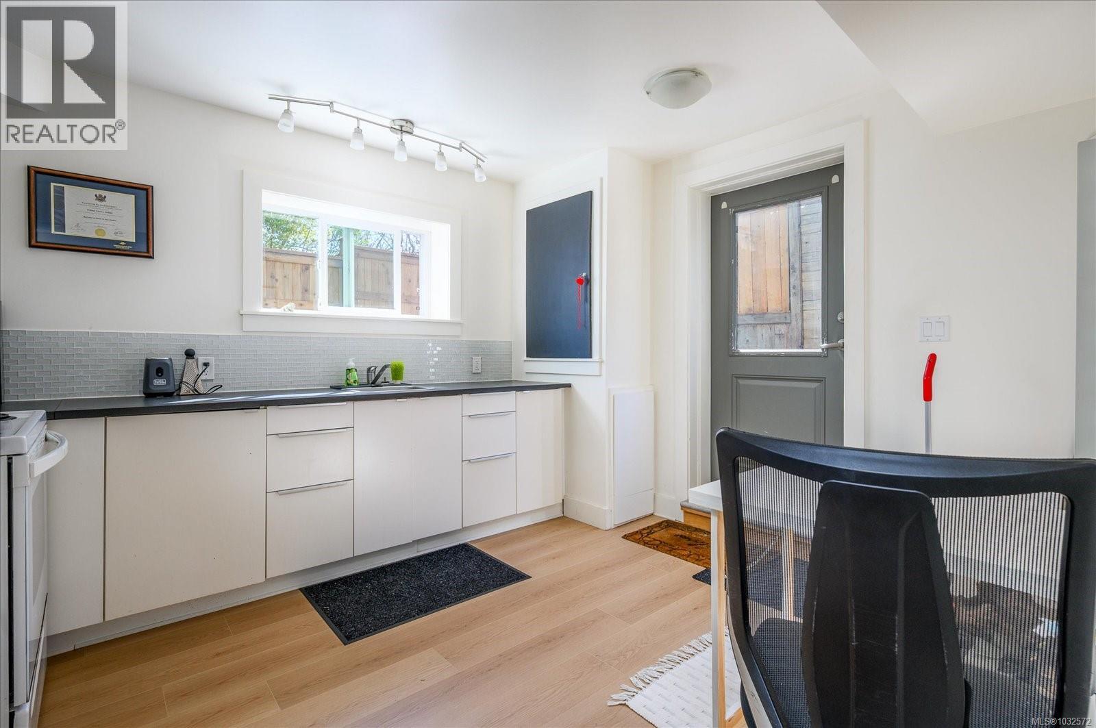 2518 Cosgrove Cres - 33