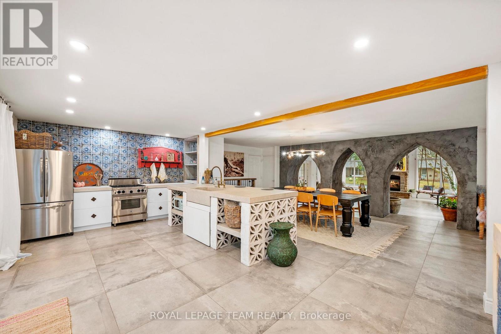 33 RUTHERFORD CRESCENT - 16