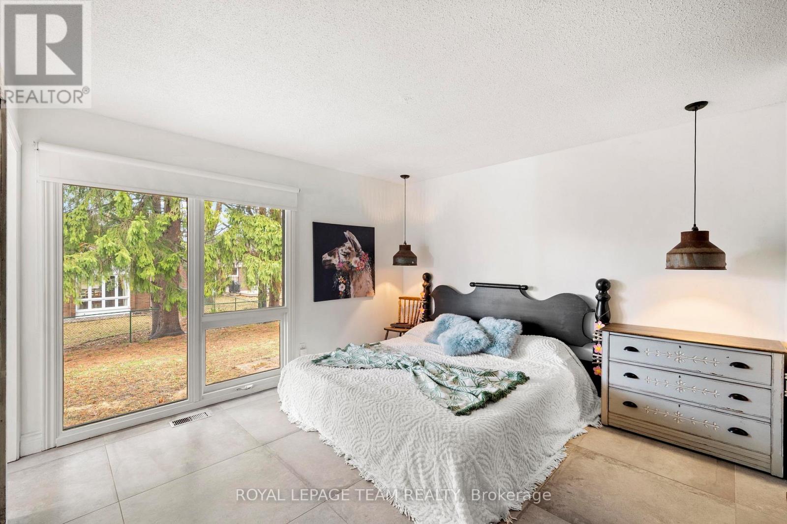 33 RUTHERFORD CRESCENT - 26