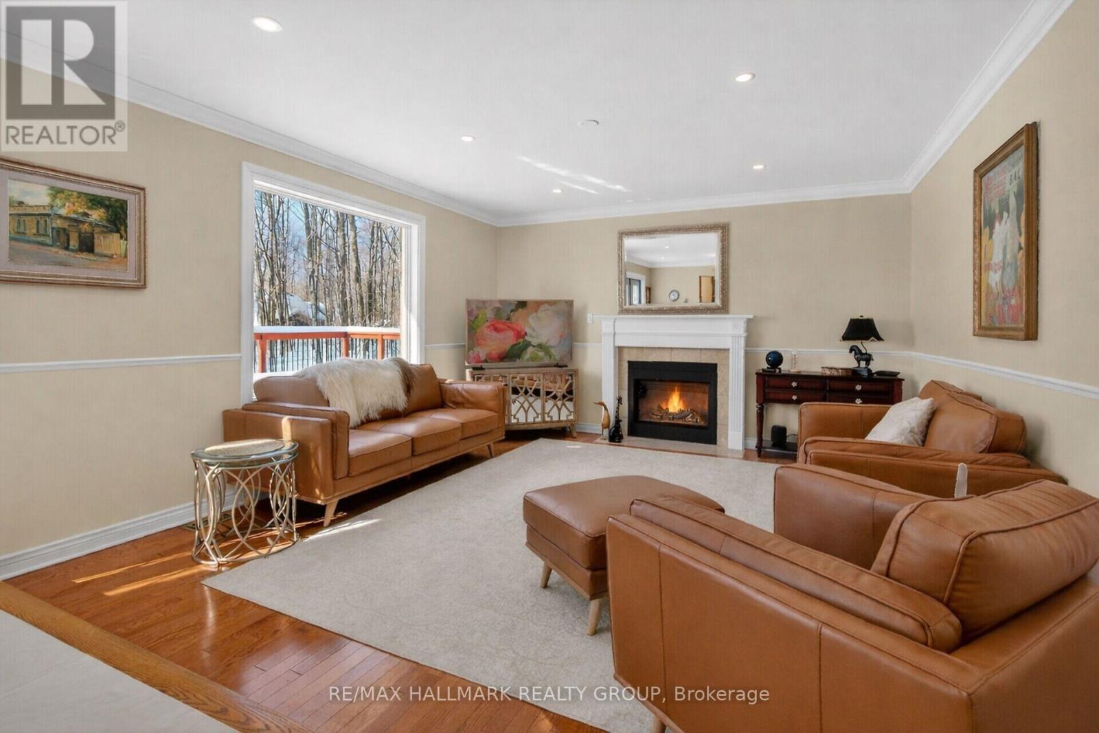 Sunken family room - 9 foot ceilings