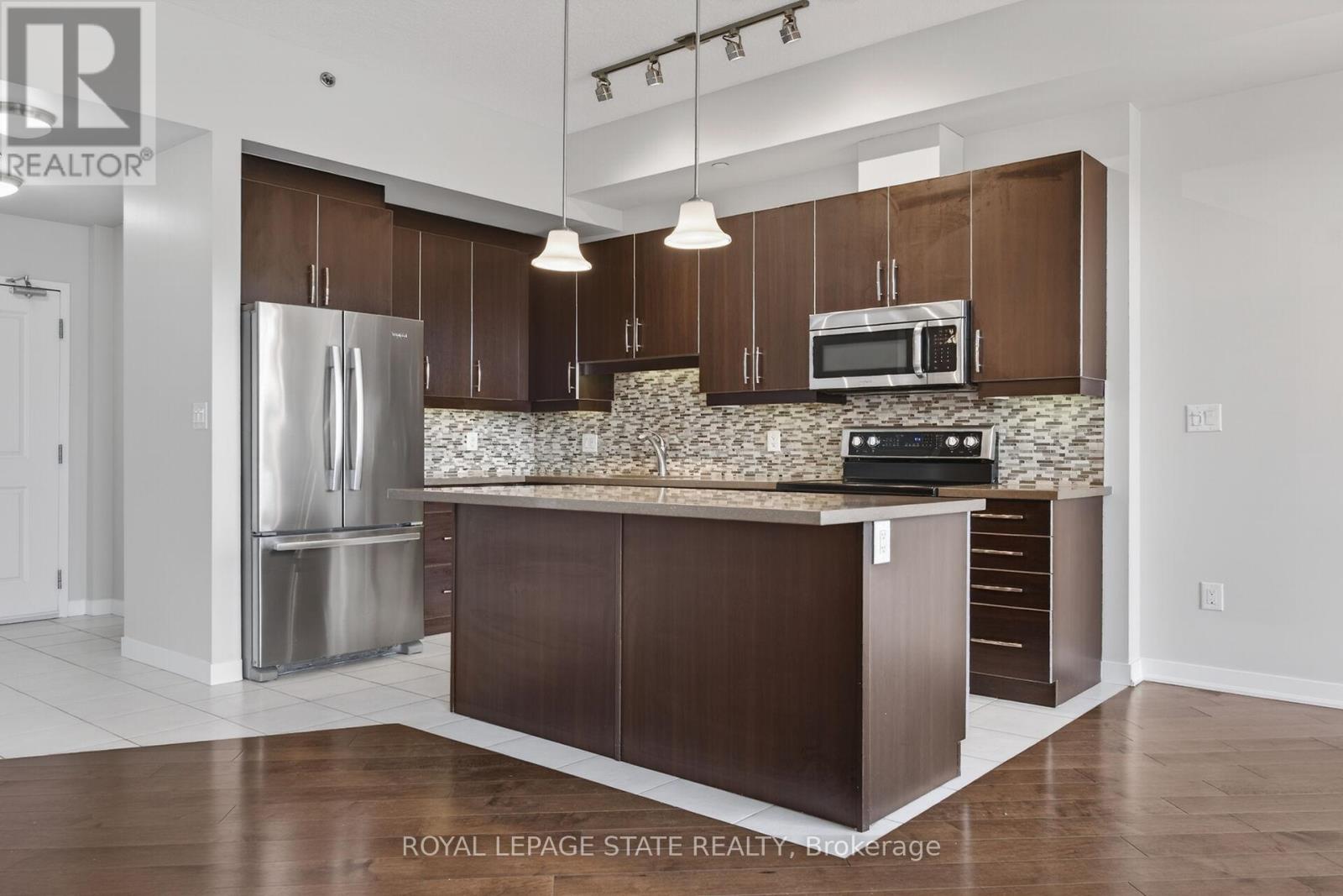 #804 90 CHARLTON AVENUE W - 6