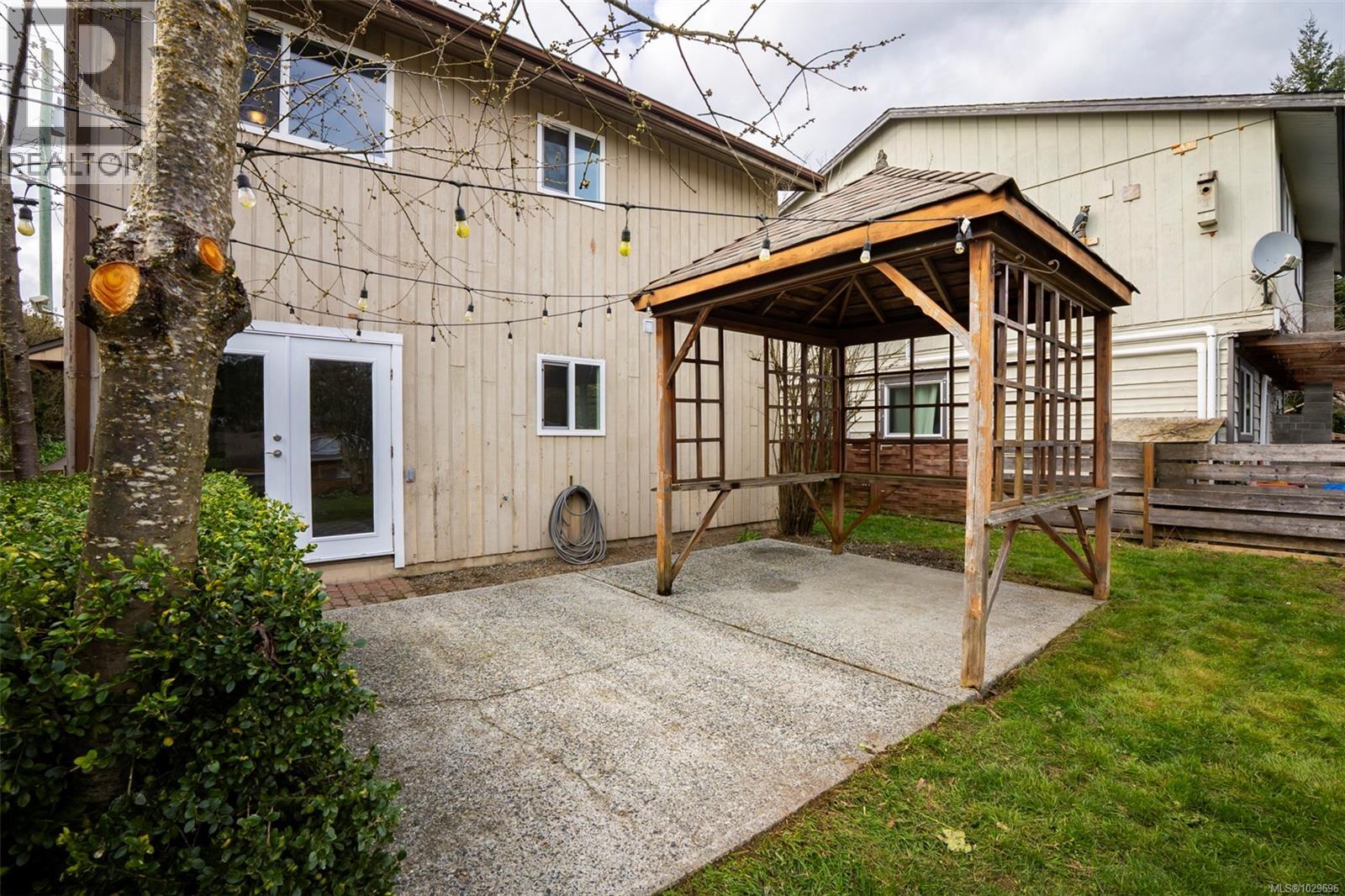 Back yard patio and gazebo - You like to entertain friends for a BBQ, nows your chance.